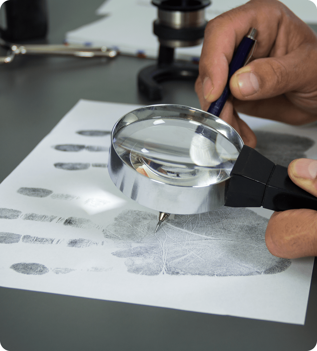 Examining fingerprints using magnifier